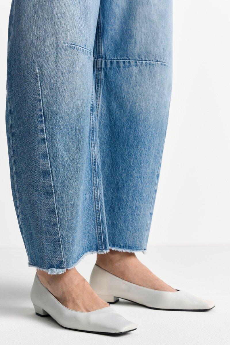 High-Waist Barrel-Leg Jeans - Image 4