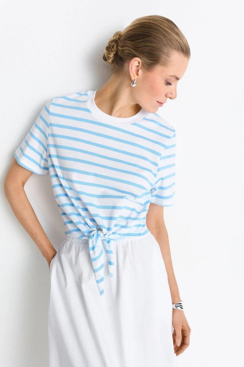 Gestreiftes T-Shirt mit Knoten